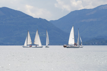Fototapeta premium Segelboote auf dem Chiemsee bei Seebruck, Deutschland