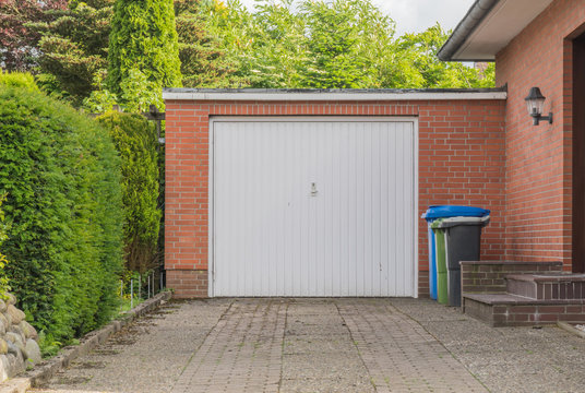 Garage mit einem weißen Tor