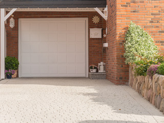 Weißes Tor einer Garage