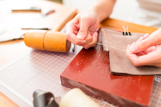 Working process of the leather wallet in the leather workshop