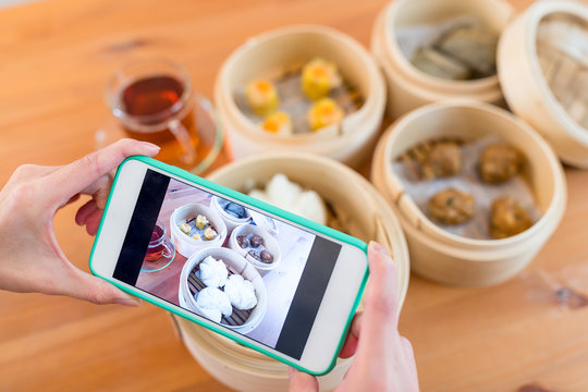 Photo taking with cellphone on chinese dim sum
