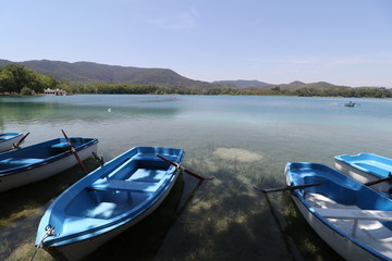 Obraz premium Barcas azules para pasear en el Estanque de Banyoles, Catalunya