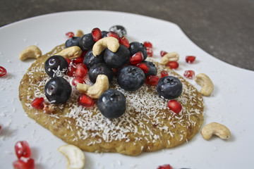 Vollkorn-Crepe mit Nüssen und Beeren und Kokos