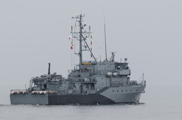 MINEHUNTER - German warship sails into the sea
