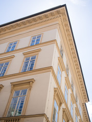 Altbauwohnungen mit Kastenfenstern und verziertem Dachsims 