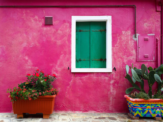 Fototapeta na wymiar Venice, Burano / The small yard with bright walls of houses