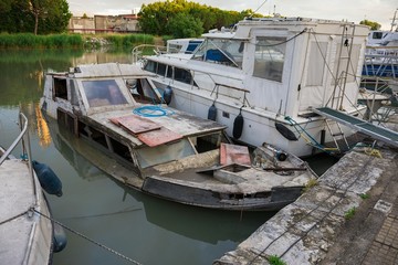 Fototapeta na wymiar Scrap boat in port