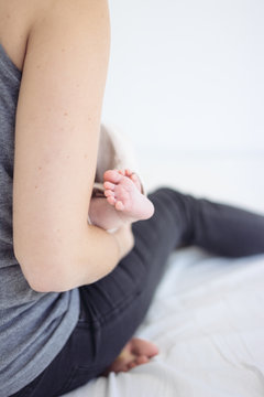 petit pied nouveau n&eacute; avec sa maman dans les bras