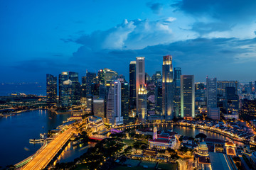 Naklejka premium Panoramę dzielnicy biznesowej Singapuru w nocy w Marina Bay w Singapurze.