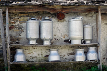 Milchkessel und anderer Melkutensillien