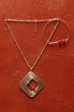 colliers pendentifs de fabrication artisanale