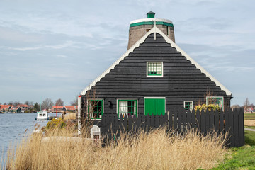 Bootshaus aus Holz mit grünen Fenstern