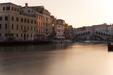 Fototapeta na wymiar View onto the Canal Grande and the Rialto bridge in Venice at sunrise.