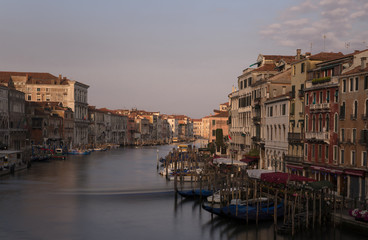Fototapeta na wymiar View from the Rialto Bridge in Venice onto the Canal Grande.