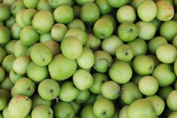 fresh apple green in the market.