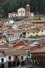 Fototapeta na wymiar Eglise San Cristobal dominant les toits de Cusco au Pérou 