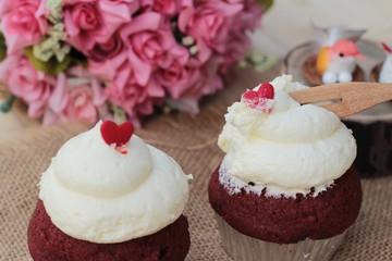 Red velvet cupcakes is delicious.