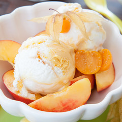 Nektarinen mit Eiscreme