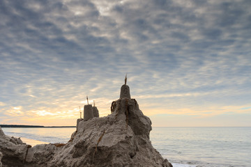 Sandburg am Strand im Sonnenuntergang