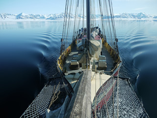 Segelschiff fährt im Nord Atlantik
