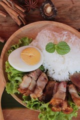 Crispy pork rice with gravy is delicious.