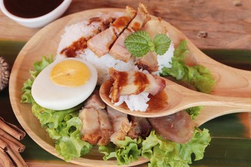 Crispy pork rice with gravy is delicious.