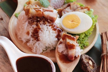 Crispy pork rice with gravy is delicious.