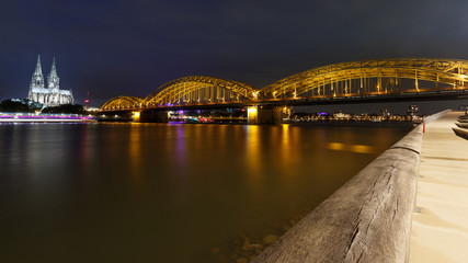 Fototapeta na wymiar Hohenzollernbridge at night