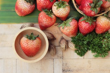 fresh strawberries is delicious on wood background