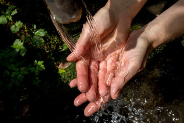  Quellwasser sauber und klar fließt über Hände 