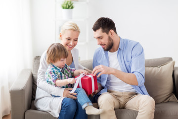Obraz premium happy family with birthday gift at home