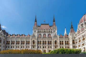 Fototapeta na wymiar Ungarisches Parlamentsgebäude vor blauem Himmel