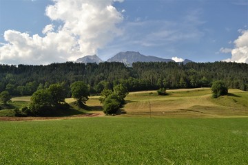 Fototapeta na wymiar Landschaft mit Feldern in Tirol
