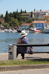 Fototapeta na wymiar Frau auf der Bank am Meer