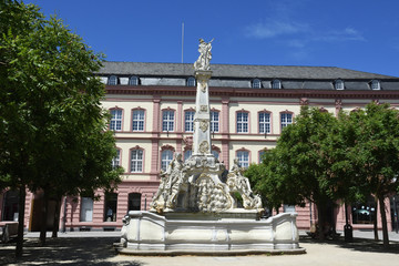 Fototapeta na wymiar Trier Kornmarkt mit St.Georgsbrunnen