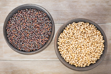 Seeds of yellow and black mustard
