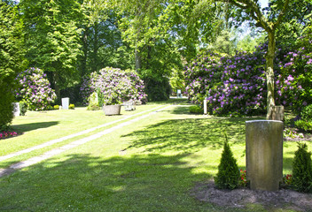 Blühende Sträucher auf dem Waldfriedhof