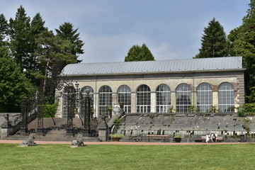 Détente le long des serres délabrées devant le bâtiment abritant le Jardin d'Hiver au parc de Mariemont à Morlanwelz 