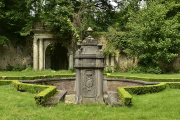 Fototapeta na wymiar La fontaine archi-ducale dite de Spa transférée en 1953 au domaine de Mariemont à Morlanwelz actuellement dans un état de délabrement 