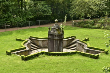 La fontaine archi-ducale dite de Spa asséchée et délabrée au milieu d'ne pelouse au domaine de Mariemont à Morlanwelz 
