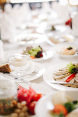 Сервированный и накрытый стол в ресторане в дневное время