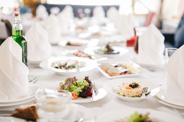 Сервированный и накрытый стол в ресторане в дневное время