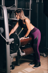 Fototapeta na wymiar Young fitness woman exercising at the gym