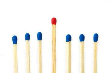 rotes Streichholz unter blauen