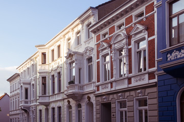 Fototapeta na wymiar Straße mit Altbau-Häusern
