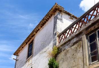Verfallenes mediterranes Haus und Schwalbennester