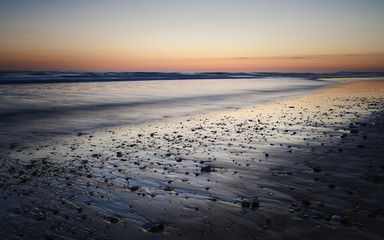 Steine am Strand im Abendlicht