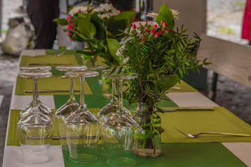 Gedeckter Tisch mit Blumen