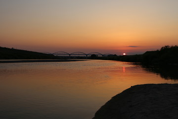 Fototapeta premium 大阪 夕日に染まった大和川