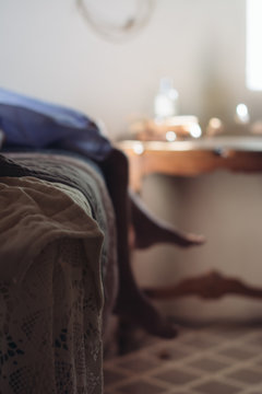 pieds fillette sur le lit 